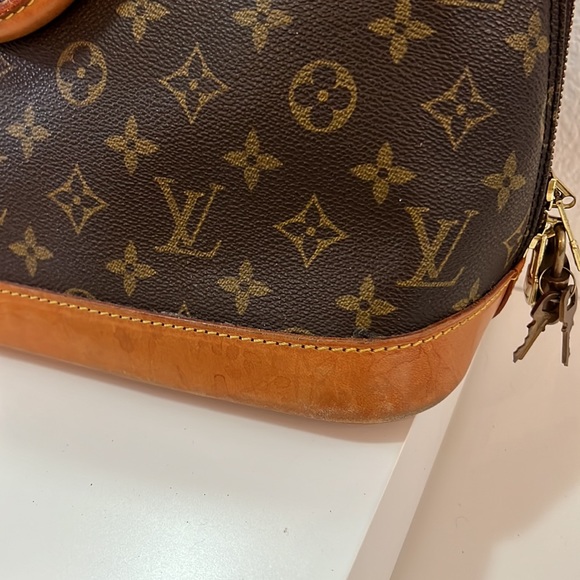 AUTH. Louis Vuitton Alma Monogram Bag!! - Picture 3 of 11
